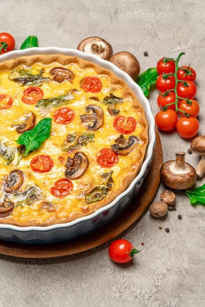 Pastel de quiche casero horneado en forma de hornear cerámica —  Fotos de Stock