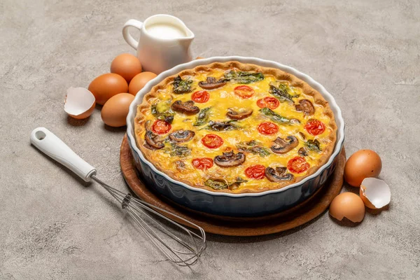 Torta de quiche caseira assada em forma de cozimento cerâmico, ovos e creme — Fotografia de Stock