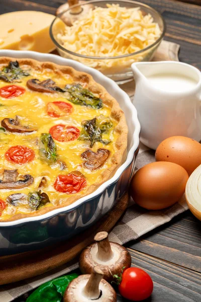 Запечённый домашний пирог в керамической выпечке, яйца и сливки — стоковое фото