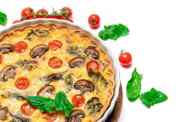 Pastel de quiche casero horneado en forma de hornear cerámica —  Fotos de Stock