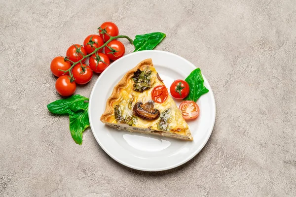 Rebanada de tarta de quiche de pollo tradicional de espinacas caseras o pastel en el plato —  Fotos de Stock