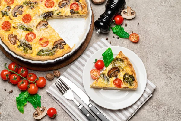 Pastel de quiche casero horneado en forma de hornear cerámica y rebanada —  Fotos de Stock