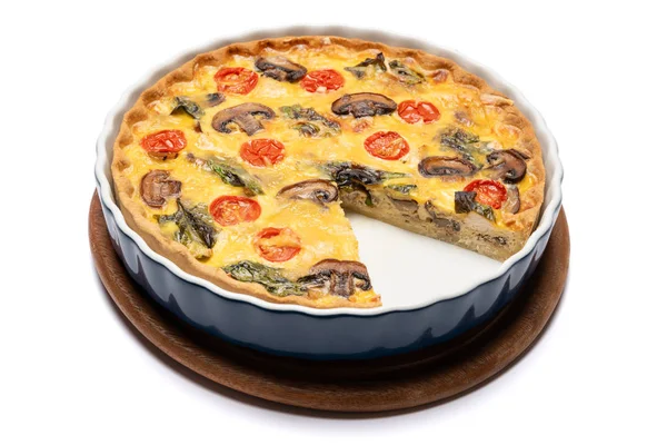 Torta de quiche caseira assada em forma de cozimento cerâmico — Fotografia de Stock