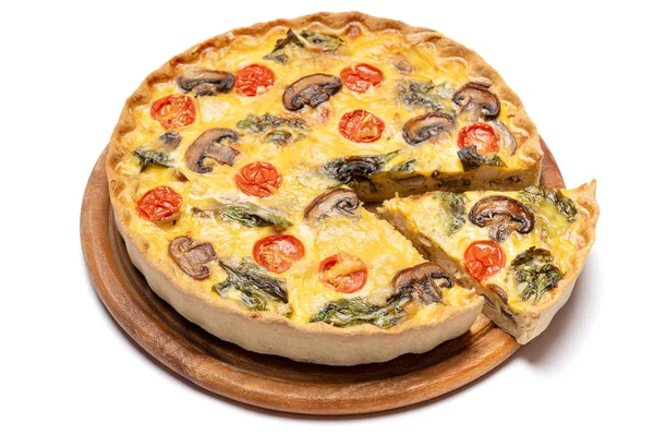 Tradicional francês cozido caseiro quiche torta isolada — Fotografia de Stock