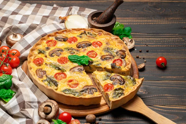 Pastel de quiche casero horneado francés tradicional en tablero de madera —  Fotos de Stock