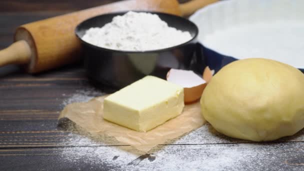 Uitgerolde en ongebakken caramelstroop gebak deeg recept op houten achtergrond — Stockvideo