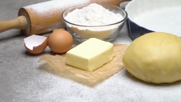 Recette de pâte à croûte courte non roulée et non cuite sur fond en bois — Video