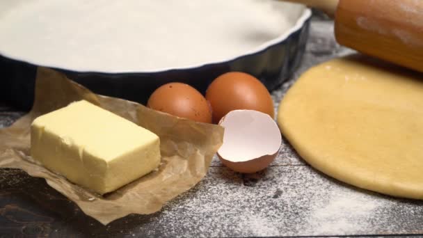 Masa de masa de masa Shortcrust desenrollada y sin cocer receta sobre fondo de madera — Vídeo de stock