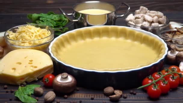 Masa de shortbread para hornear tarta de quiche e ingredientes en forma de hornear — Vídeos de Stock