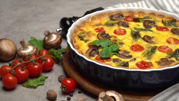 Tarte à la quiche maison cuite au four sous forme de céramique — Video