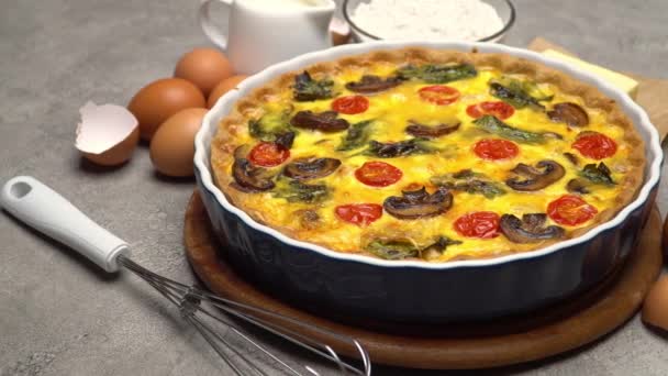 陶瓷烘焙形式的烤自制曲奇饼, 鸡蛋和奶油 — 图库视频影像