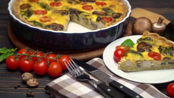 Traditionelle französisch gebackene hausgemachte Quiche-Torte auf Holzbrett — Stockvideo