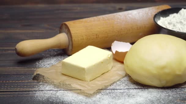 未轧制和未烘焙的脆皮糕点面团配方在木制背景 — 图库视频影像