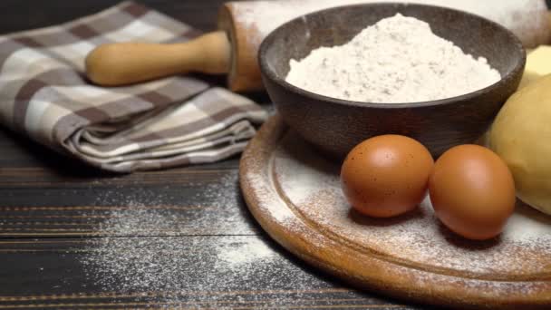 Masa de masa de masa Shortcrust desenrollada y sin cocer receta sobre fondo de madera — Vídeo de stock