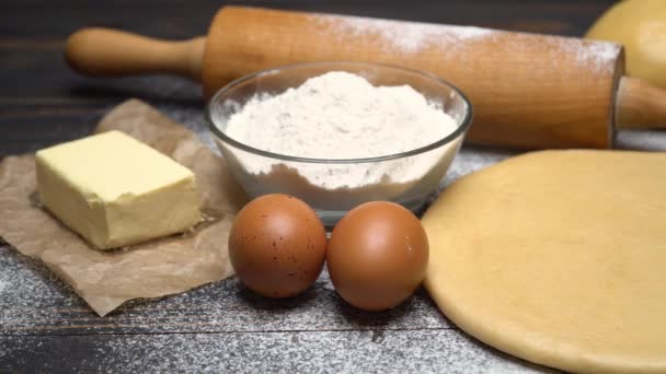 Gewalste en ongebakken caramelstroop gebak deeg recept op houten achtergrond — Stockvideo