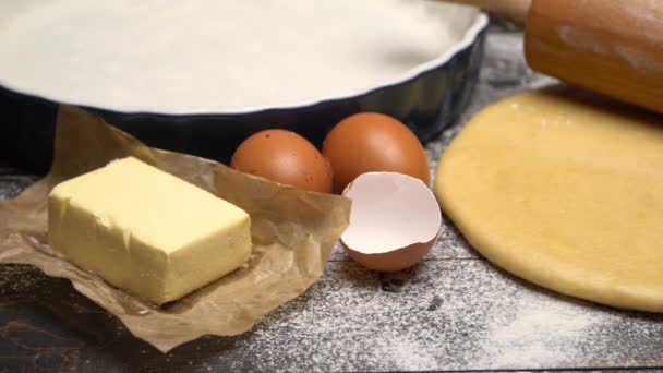 Rozwinięta i niewypiekanych kruchego ciasta ciasto przepis na podłoże drewniane — Wideo stockowe