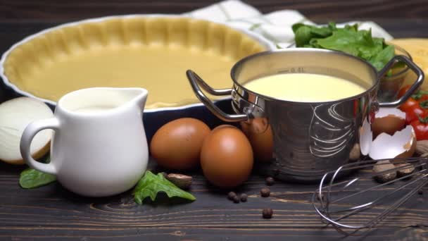 Masa de shortbread para hornear tarta de quiche e ingredientes en forma de hornear — Vídeos de Stock