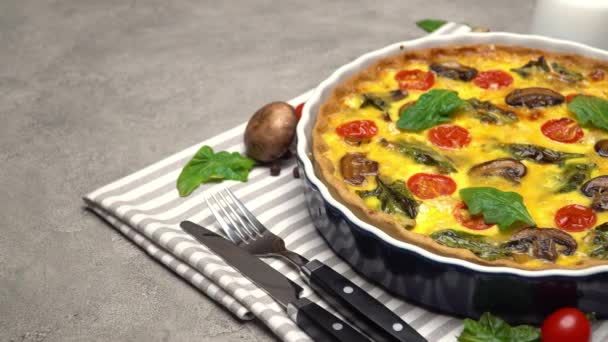 Torta di quiche fatta in casa al forno in forma di cottura in ceramica — Video Stock