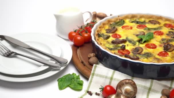 Baked homemade quiche pie in ceramic baking form — Stock Video