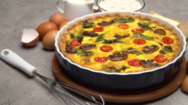 Baked homemade quiche pie in ceramic baking form, eggs and cream — Stock Video