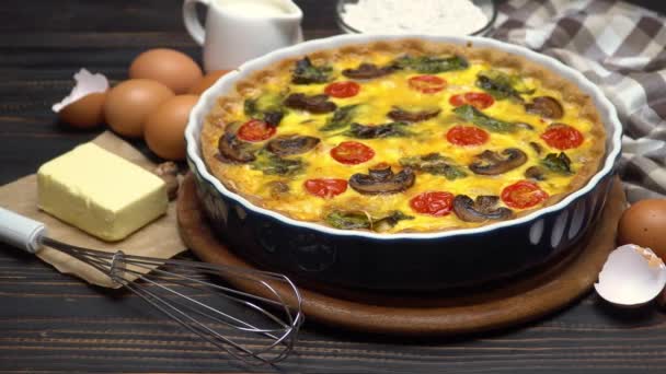 Pieczone ciasto domowego quiche w ceramiczne formy do pieczenia, jajka i śmietany — Wideo stockowe