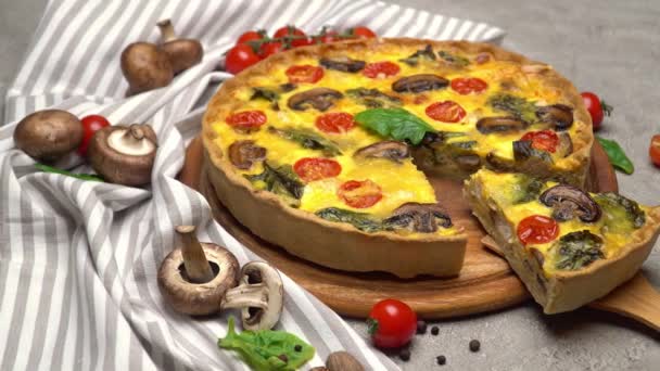 Pastel de quiche casero horneado francés tradicional en tabla de cortar de madera — Vídeos de Stock