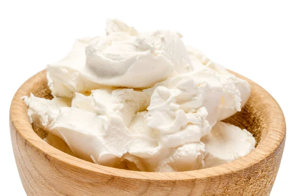 Queso Mascarpone tradicional en cuenco de madera aislado con camino de recorte —  Fotos de Stock