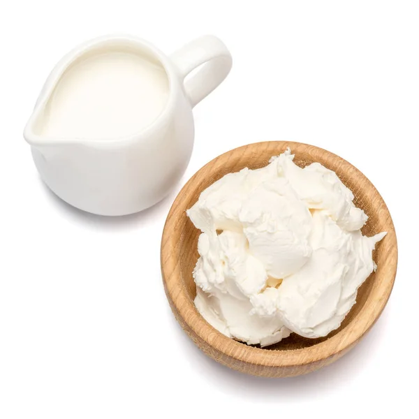 Traditionelle Mascarpone-Käse und Sahne oder Milch isoliert mit Clipping Pfad — Stockfoto