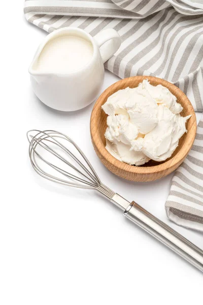 Queijo tradicional Mascarpone e creme ou leite isolado — Fotografia de Stock