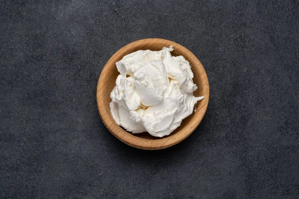 Formaggio tradizionale mascarpone in ciotola di legno su fondo di cemento — Foto Stock