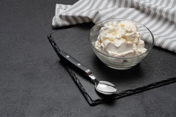 Queso Mascarpone tradicional en cuenco de vidrio sobre fondo de hormigón —  Fotos de Stock