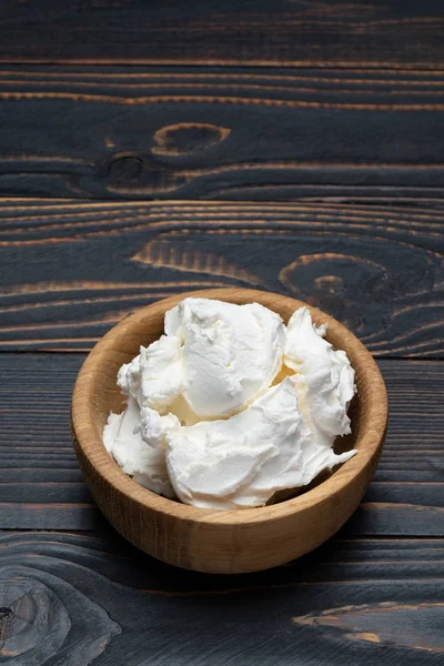 Traditioneller Mascarponekäse in Holzschale auf dem Tisch — Stockfoto