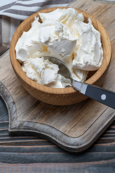 Queso tradicional Mascarpone en cuenco de madera sobre mesa —  Fotos de Stock