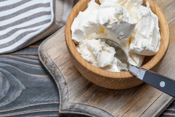 Queso tradicional Mascarpone en cuenco de madera sobre mesa — Foto de Stock