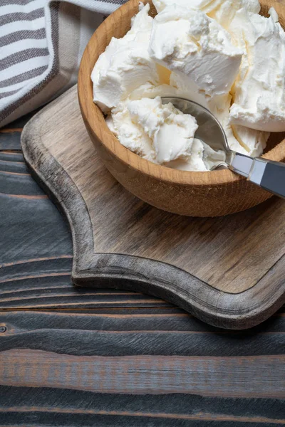 Queijo Mascarpone tradicional em tigela de madeira na mesa — Fotografia de Stock