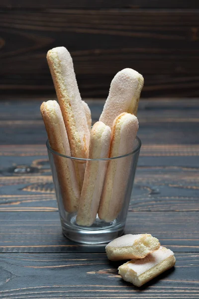 Παραδοσιακή ιταλική σαβουαγιάρ ladyfingers μπισκότα στο γυαλί σε ξύλινα βάθους — Φωτογραφία Αρχείου