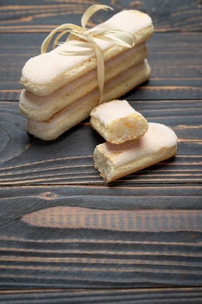 Печенье на деревянном заднем плане с копировальным пространством — стоковое фото