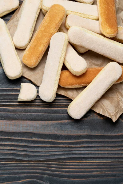 Ladyfingers ιταλική σαβουαγιάρ μπισκότα σε ξύλινα βάθους με αντίγραφο χώρου — Φωτογραφία Αρχείου