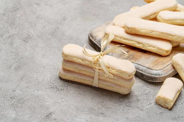 Italiano Savoiardi ladyfingers Galletas sobre fondo de hormigón —  Fotos de Stock