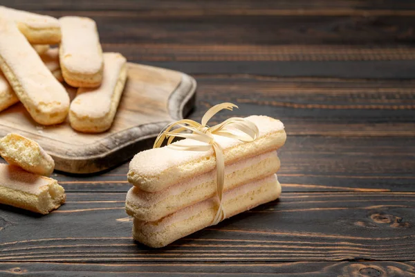 Galletas italianas Savoiardi ladyfingers sobre fondo de madera con espacio para copiar — Foto de Stock