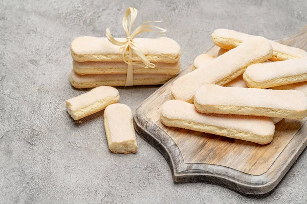 Italiano Savoiardi ladyfingers Galletas sobre fondo de hormigón — Foto de Stock