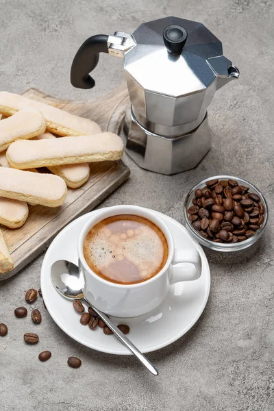 Italian Savoiardi ladyfingers Печенье и чашка кофе на бетонном фоне — стоковое фото