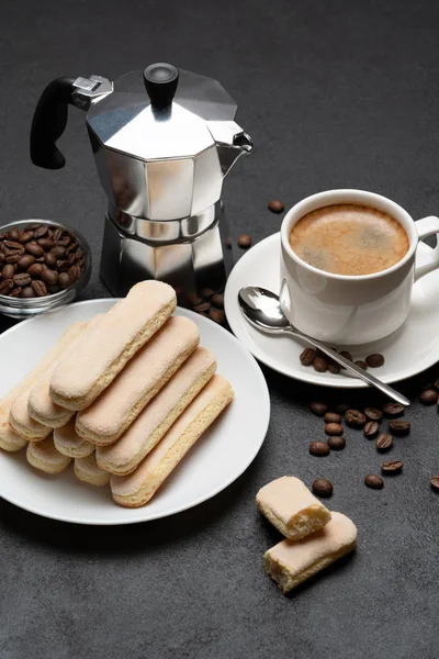 이탈리아 Savoiardi ladyfingers 비스킷 및 콘크리트 backgound에 커피 한잔 — 스톡 사진