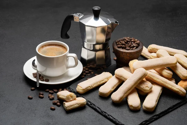 이탈리아 Savoiardi ladyfingers 비스킷 및 콘크리트 backgound에 커피 한잔 — 스톡 사진
