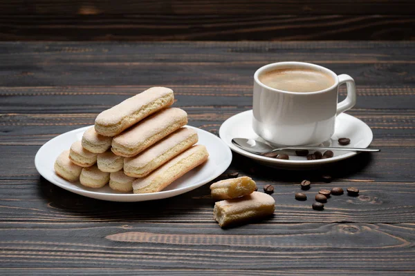 Італійський Savoiardi наперстянка пурпурова печиво і чашкою кави на дерев'яні backgound — стокове фото
