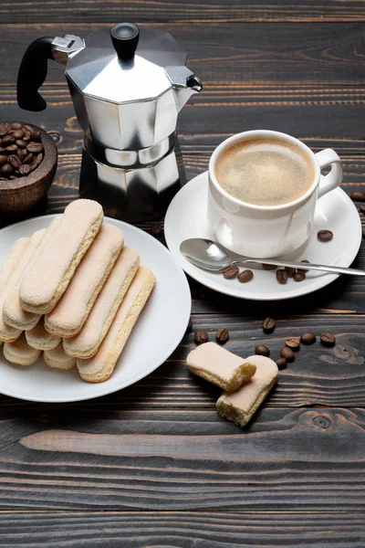 Italiano Savoiardi ladyfingers Biscoitos e xícara de café em backgound de madeira — Fotografia de Stock