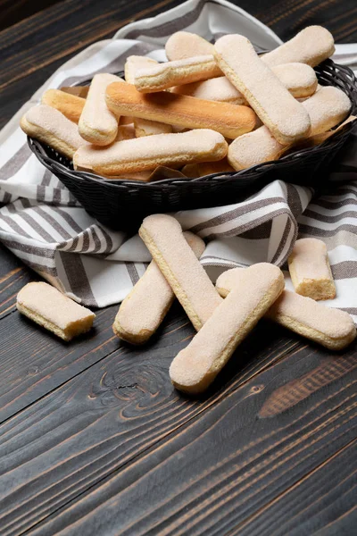 Galletas italianas Savoiardi ladyfingers sobre fondo de madera con espacio para copiar — Foto de Stock