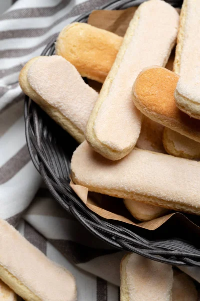 Galletas italianas Savoiardi ladyfingers sobre fondo de madera con espacio para copiar — Foto de Stock