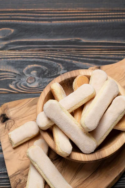 Galletas italianas Savoiardi ladyfingers sobre fondo de madera con espacio para copiar — Foto de Stock