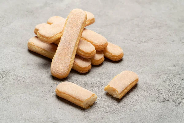 Ladyfingers ιταλική σαβουαγιάρ μπισκότα στο σκυρόδεμα βάθους — Φωτογραφία Αρχείου
